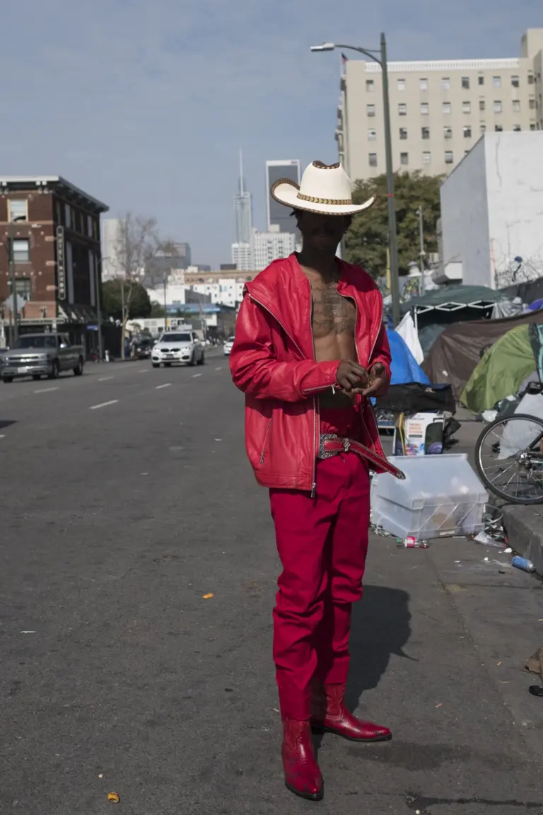 Hombre con sombrero vaquero y conjunto rojo de cuero en una calle de Skid Row, serie Skid Row, Los Angeles