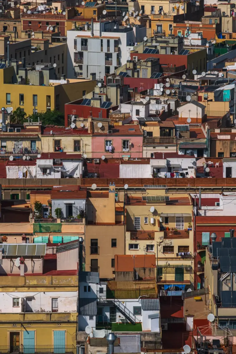 Vista aérea de tejados y azoteas del barrio del Raval, Barcelona, edificios apiñados de distintos colores
