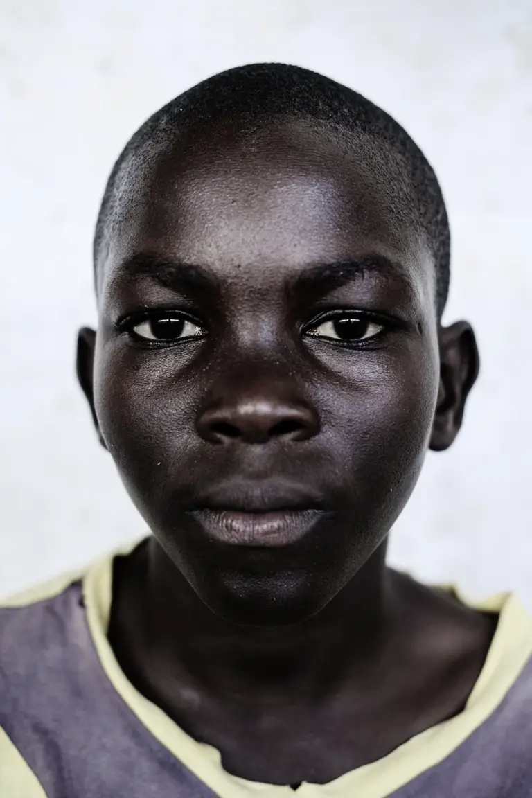 Retrato frontal de niño, serie África, fuego y piel